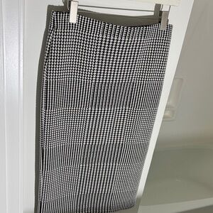 Ann Taylor Black and White Houndstooth Pencil Skirt, Brand NEW.